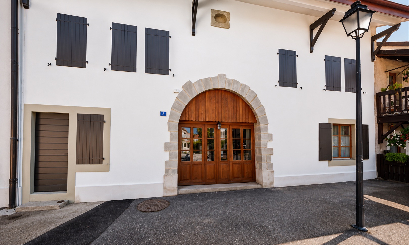 Façade de l’institut Bernex Esthétique, bâtisse genevoise aux volets et porte en bois